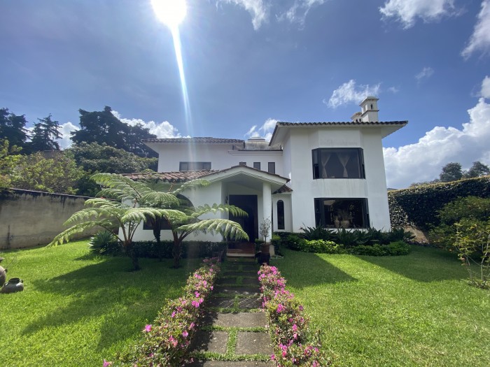 Casa amueblada en renta condominio Los Alpes en San Lucas Sacatepéquez