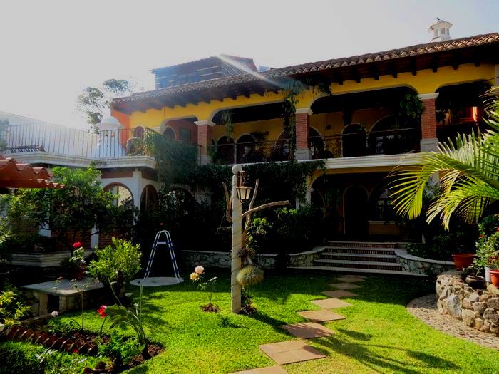 Preciosa casa con amplio jardín en San Juan del Obispo en Antigua Guatemala