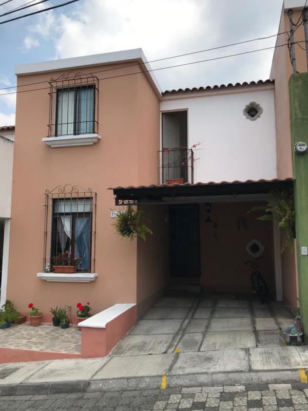 Se remata casa dentro de condominio en #SanMiguelEscobar en #CiudadVieja