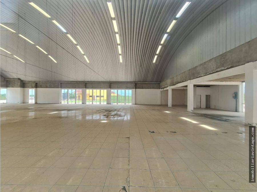 Local comercial sobre calle principal