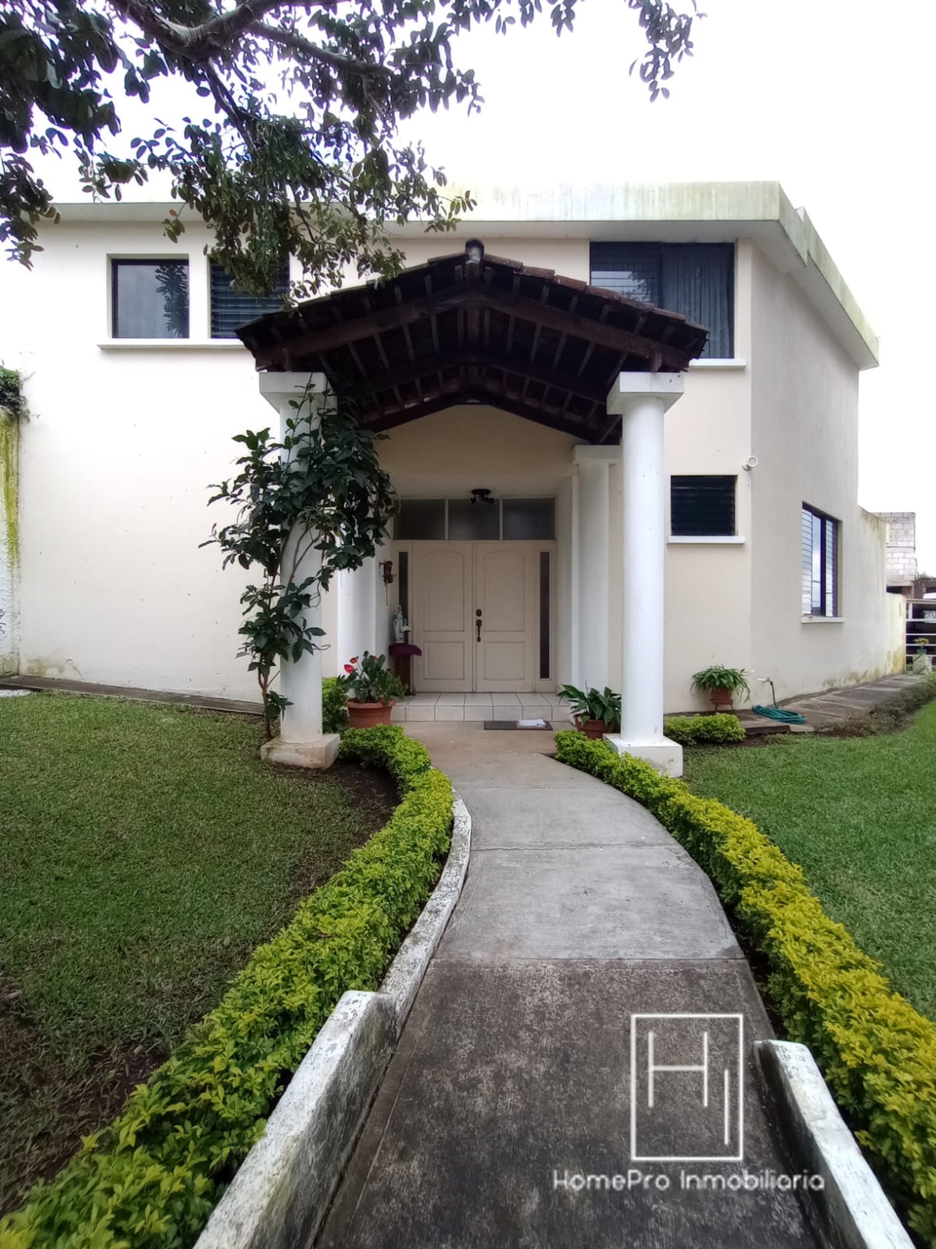 HomePro Inmobiliaria vende amplia casa en San Cristóbal.